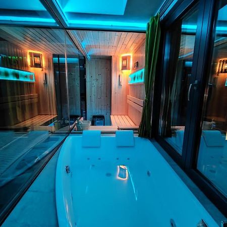 Smart Luxury Penthouse Suites - Private Sauna, Hot-Tub, Home Cinema At The Best Location In Szkopje Kültér fotó