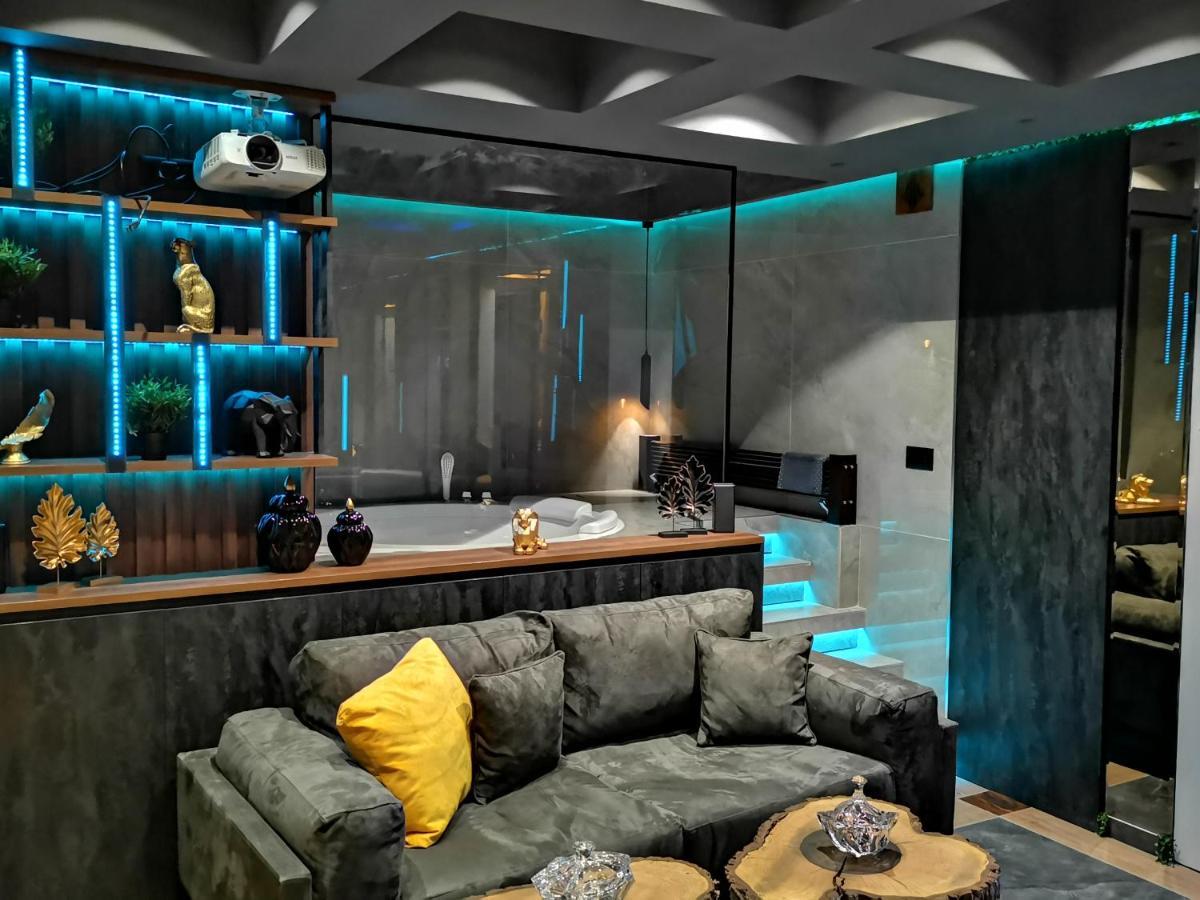Smart Luxury Penthouse Suites - Private Sauna, Hot-Tub, Home Cinema At The Best Location In Szkopje Kültér fotó