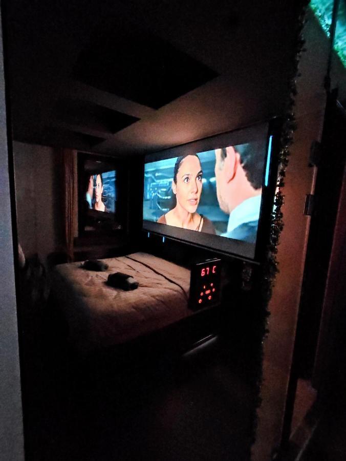 Smart Luxury Penthouse Suites - Private Sauna, Hot-Tub, Home Cinema At The Best Location In Szkopje Kültér fotó