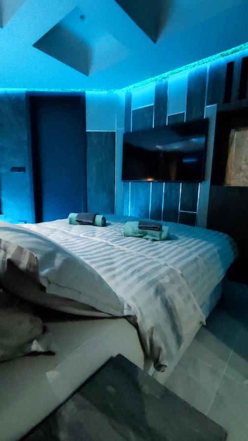 Smart Luxury Penthouse Suites - Private Sauna, Hot-Tub, Home Cinema At The Best Location In Szkopje Kültér fotó