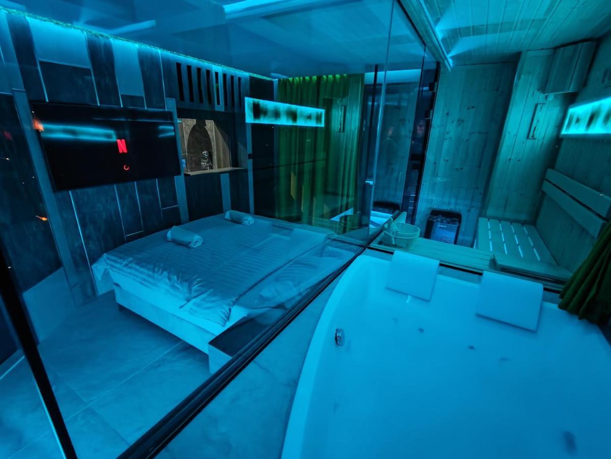 Smart Luxury Penthouse Suites - Private Sauna, Hot-Tub, Home Cinema At The Best Location In Szkopje Kültér fotó