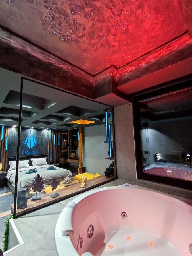 Smart Luxury Penthouse Suites - Private Sauna, Hot-Tub, Home Cinema At The Best Location In Szkopje Kültér fotó