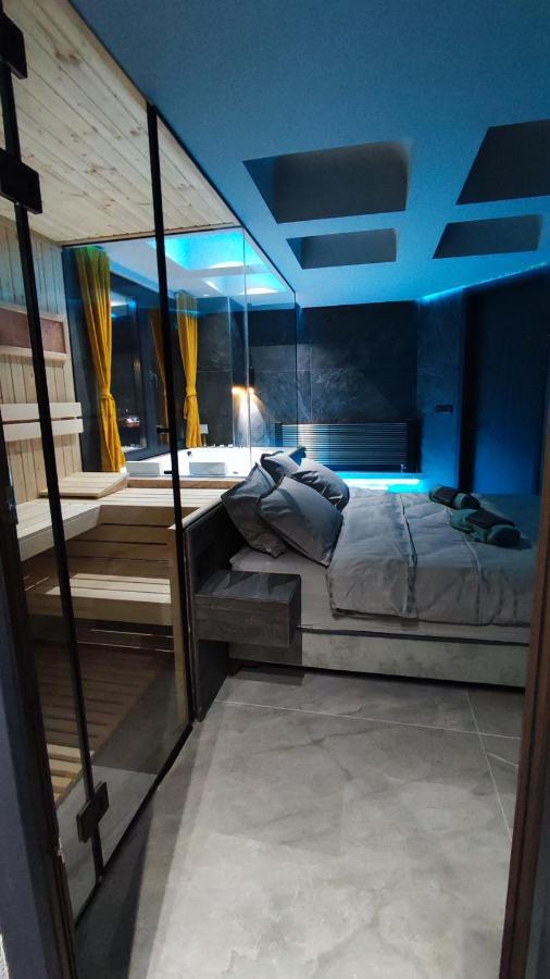 Smart Luxury Penthouse Suites - Private Sauna, Hot-Tub, Home Cinema At The Best Location In Szkopje Kültér fotó