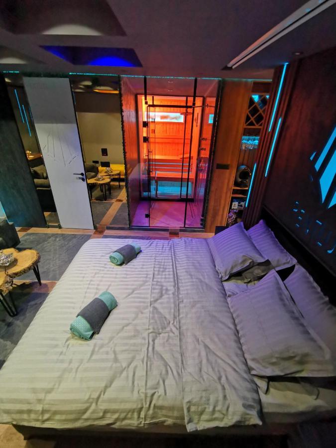 Smart Luxury Penthouse Suites - Private Sauna, Hot-Tub, Home Cinema At The Best Location In Szkopje Kültér fotó