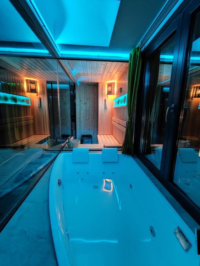 Smart Luxury Penthouse Suites - Private Sauna, Hot-Tub, Home Cinema At The Best Location In Szkopje Kültér fotó