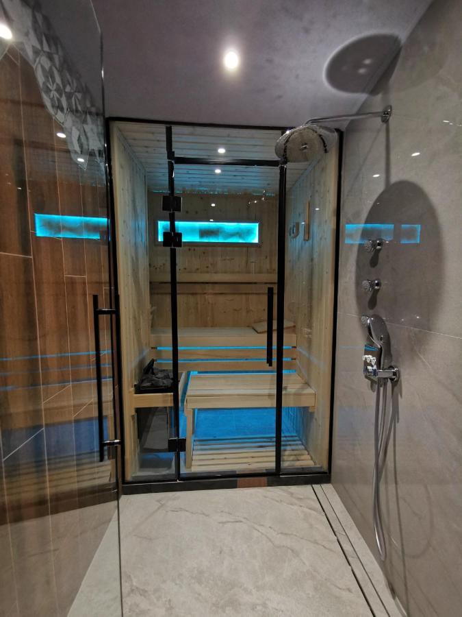 Smart Luxury Penthouse Suites - Private Sauna, Hot-Tub, Home Cinema At The Best Location In Szkopje Kültér fotó
