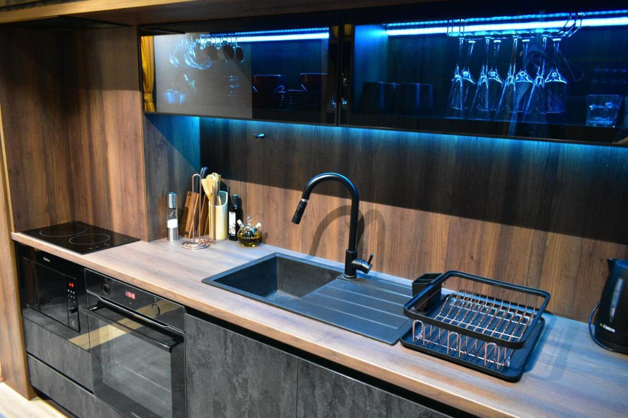 Smart Luxury Penthouse Suites - Private Sauna, Hot-Tub, Home Cinema At The Best Location In Szkopje Kültér fotó