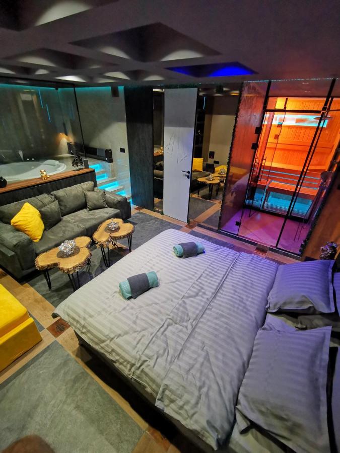 Smart Luxury Penthouse Suites - Private Sauna, Hot-Tub, Home Cinema At The Best Location In Szkopje Kültér fotó