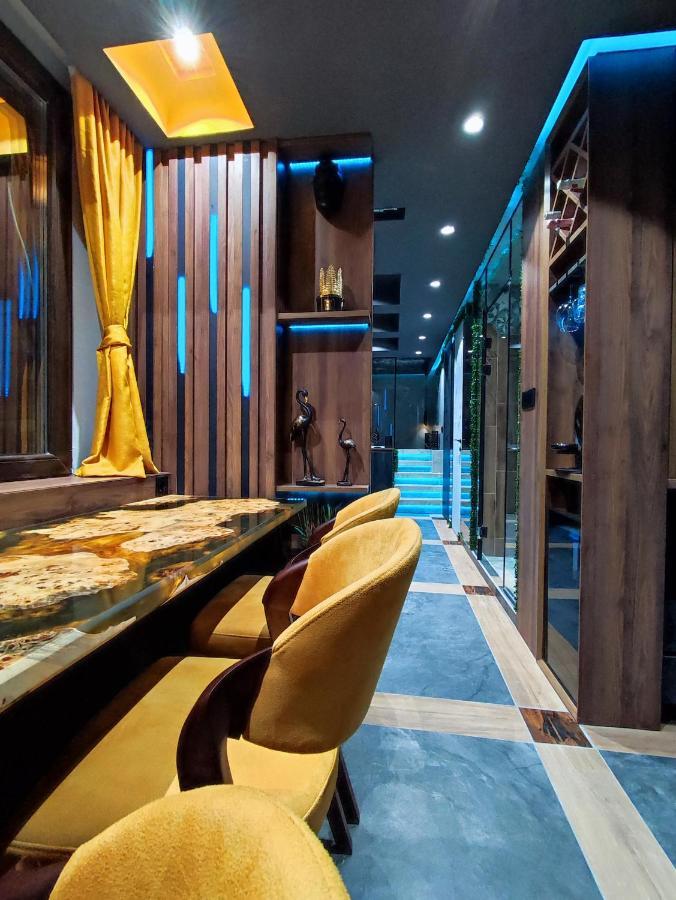 Smart Luxury Penthouse Suites - Private Sauna, Hot-Tub, Home Cinema At The Best Location In Szkopje Kültér fotó