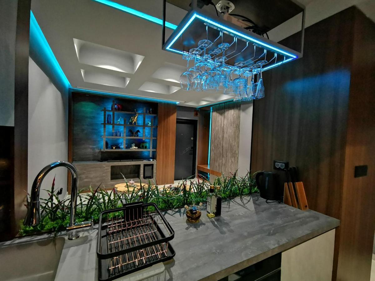 Smart Luxury Penthouse Suites - Private Sauna, Hot-Tub, Home Cinema At The Best Location In Szkopje Kültér fotó