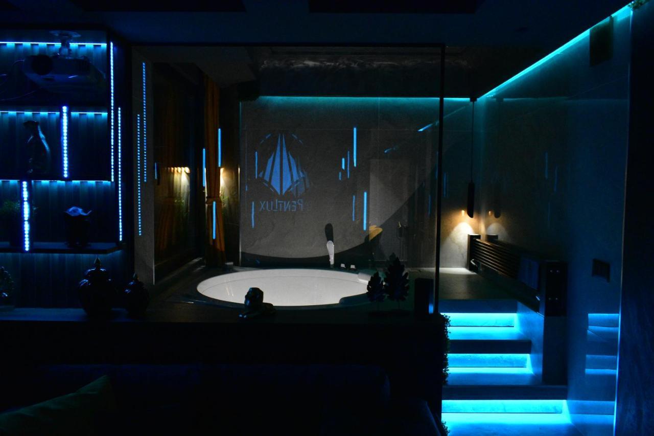 Smart Luxury Penthouse Suites - Private Sauna, Hot-Tub, Home Cinema At The Best Location In Szkopje Kültér fotó