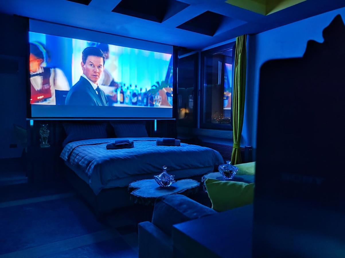 Smart Luxury Penthouse Suites - Private Sauna, Hot-Tub, Home Cinema At The Best Location In Szkopje Kültér fotó