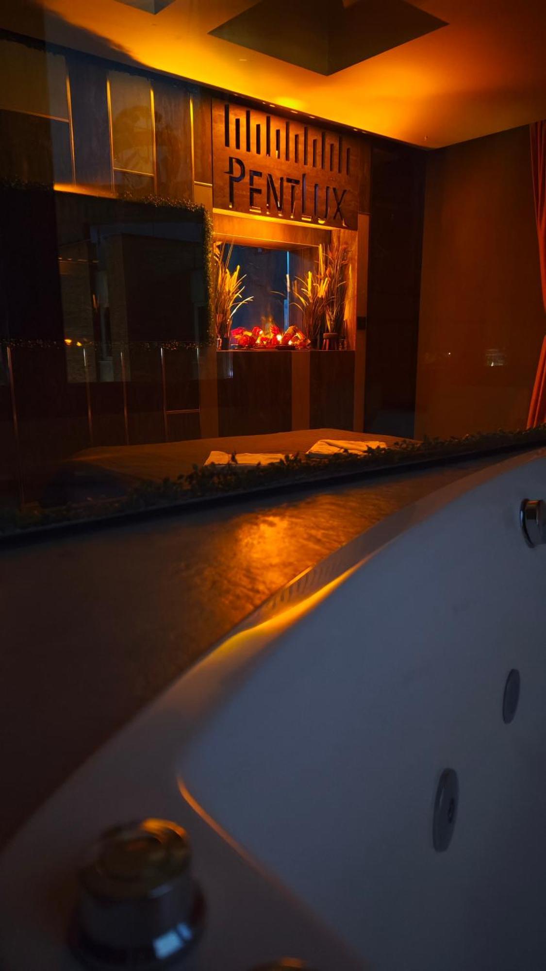 Smart Luxury Penthouse Suites - Private Sauna, Hot-Tub, Home Cinema At The Best Location In Szkopje Kültér fotó